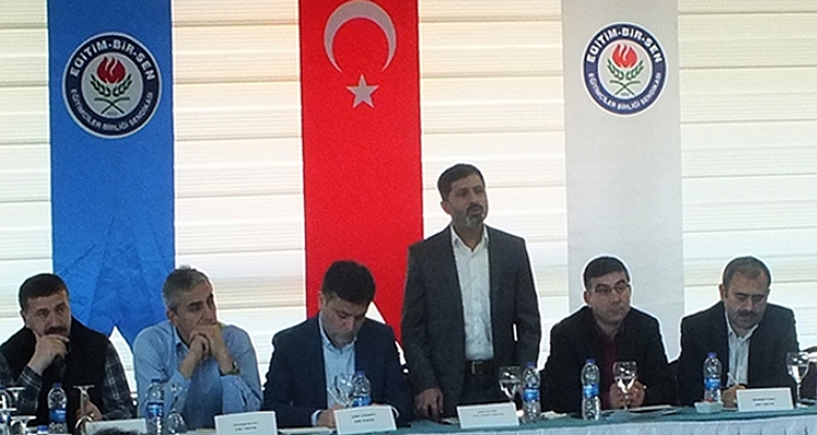 Zemin kaybetmiş kuklalar, zamana yenilmiş sendikalar bizi anlayamaz